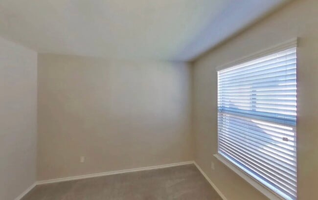 Building Photo - AVAILABLE NOW READY TO MOVE IN