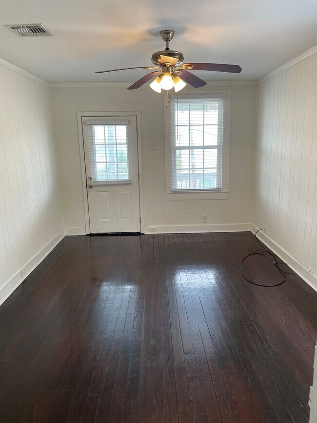 Building Photo - 2BD/1BA Uptown with Washer and Dryer in Unit and Backyard