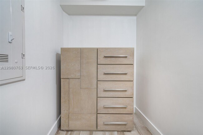 Building Photo - 121 NE 34th St