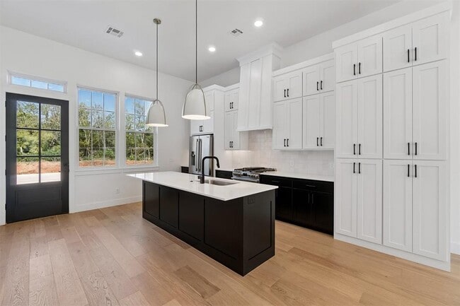 Building Photo - 18821 Selah Wy