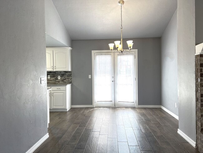 Building Photo - Spacious Modern Living