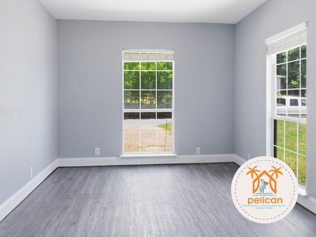 Building Photo - Spacious 4 Bedroom, 2 Bathroom Home