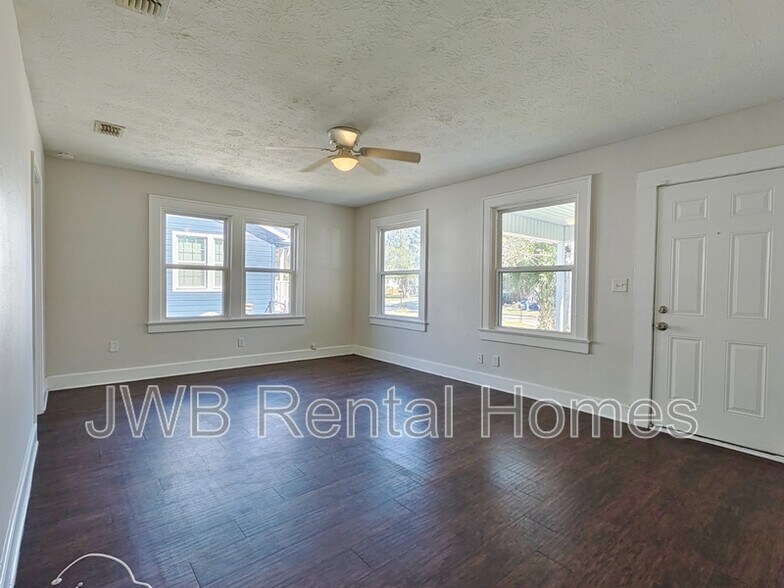 Building Photo - 822 Mackinaw St