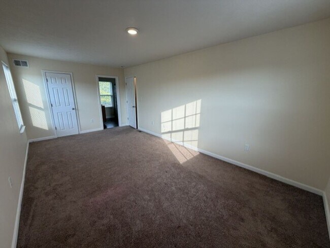 Building Photo - 422 Labrador Ln