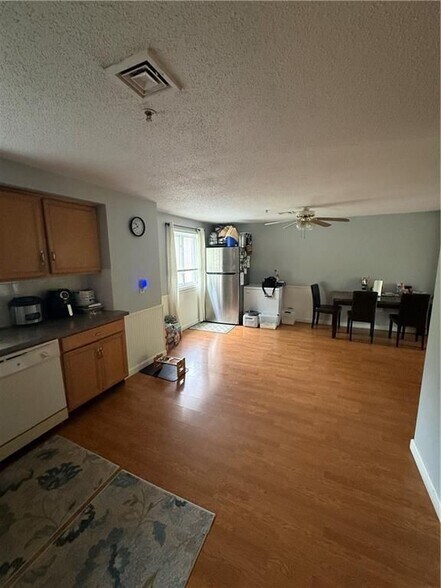 Building Photo - 25 Devereux Ave