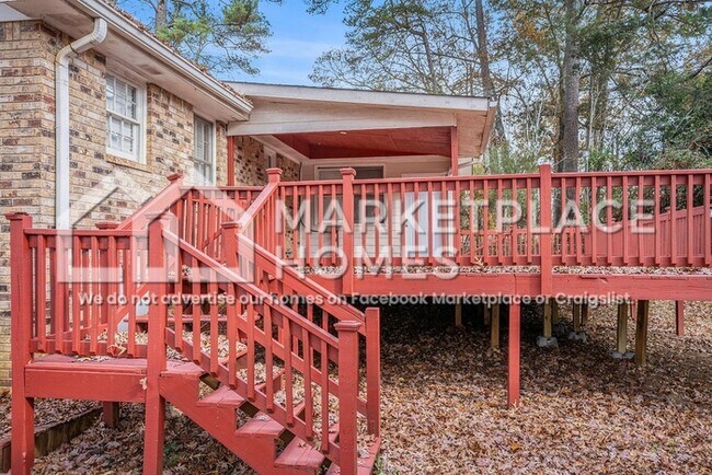 Building Photo - 2105 Pinewood Dr