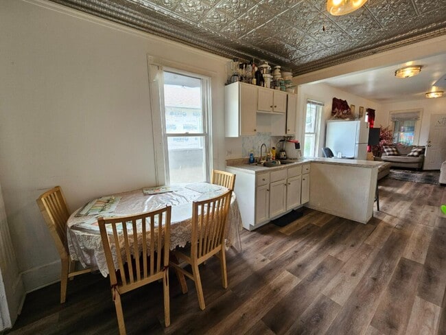 Building Photo - 454 S Des Plaines St