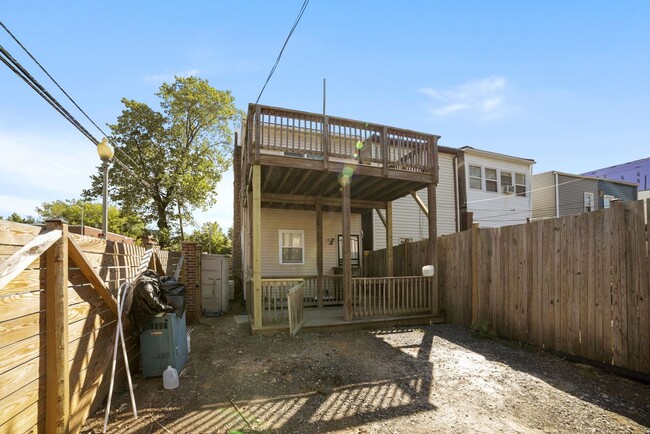 Building Photo - 1 Month Off! Available Now!  // 3bedroom 2.5 bathroom Condo// Trinidad//Private Parking Included