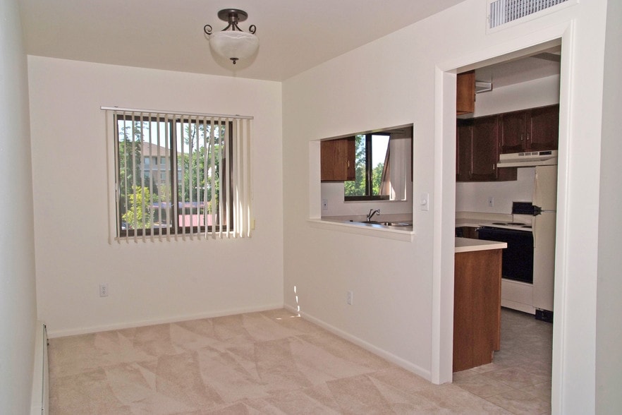 Dining Room - Burton Ridge Apartments