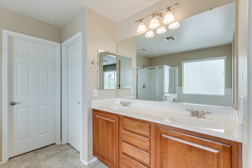 Building Photo - 1326 E Macaw Dr