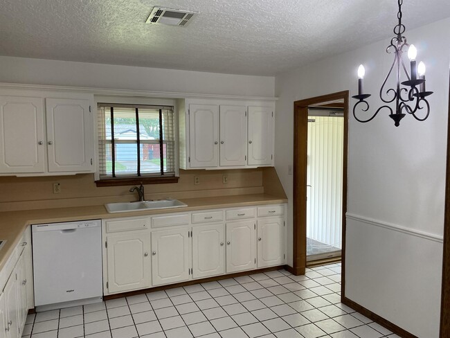 Building Photo - 227 W Ridge Rd