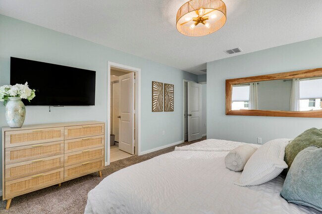 Building Photo - 5719 SE Edgewater Cir