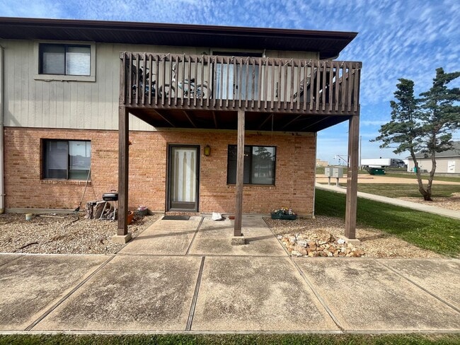 Building Photo - 2 Bed | 1.5 Bath | Townhouse