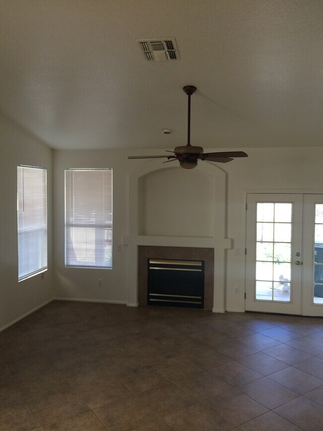 Building Photo - Beautiful 3 bedroom 2 bath North Phoenix h...