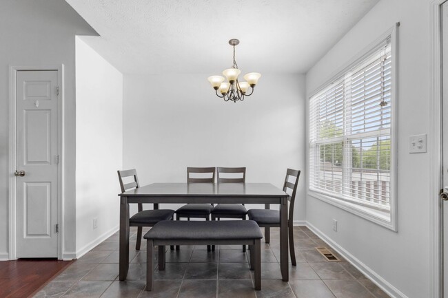 Building Photo - 557 Oakmont Dr