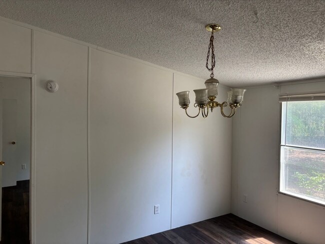 Building Photo - 3 bed 2 bath single family home in quiet area