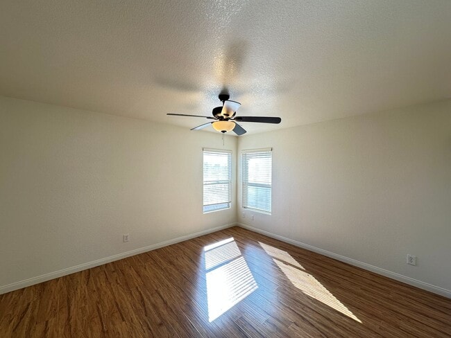 Building Photo - Huntington Village B