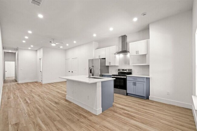 Building Photo - 808 W 10th St