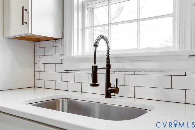 Building Photo - 1004 W 49th St