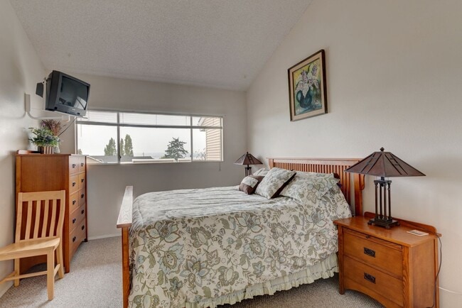 Building Photo - Fully Furnished 2 Bed 1 Bath Condo (Water/Sewer/Trash included)