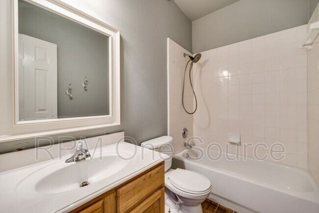Building Photo - 300 Creekside Dr