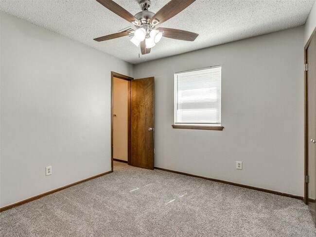 Building Photo - 821 Russell Cir