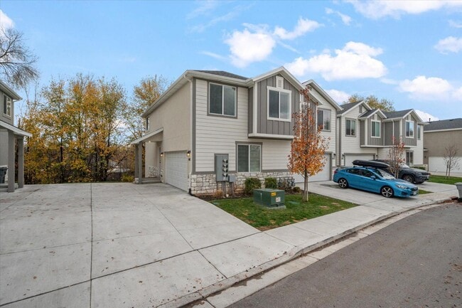 Building Photo - 645 S Plum Creek Ln E