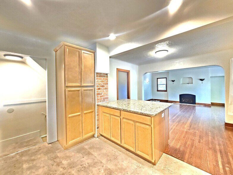 Building Photo - 1922 E 18th Ave