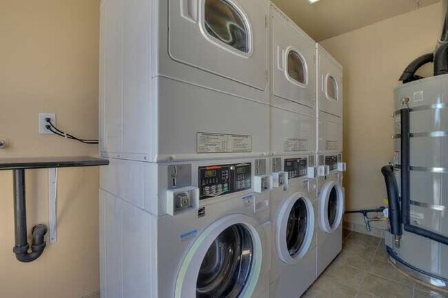 Building Photo - 925 Pomeroy Ave