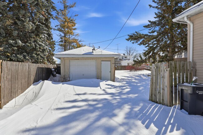 Building Photo - 5 Bedroom House in Manitowoc