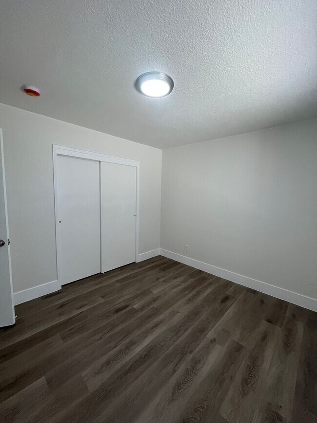 Building Photo - Downstairs unit available at The Arbors! M...