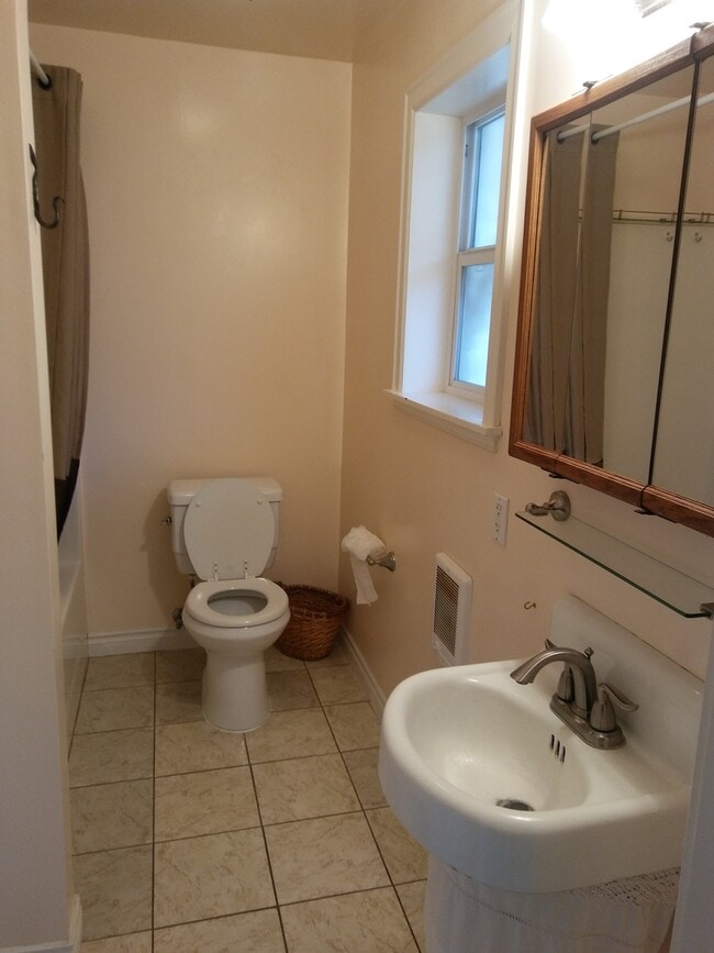 Building Photo - Cute 1 bedroom 1 bath home.