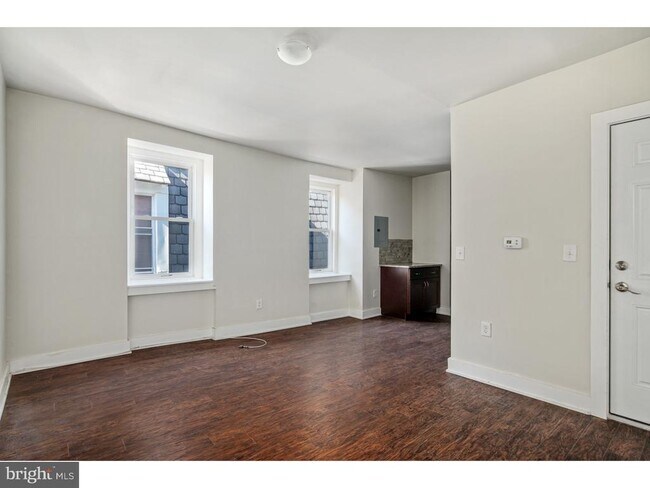 Building Photo - 4922 Cedar Ave