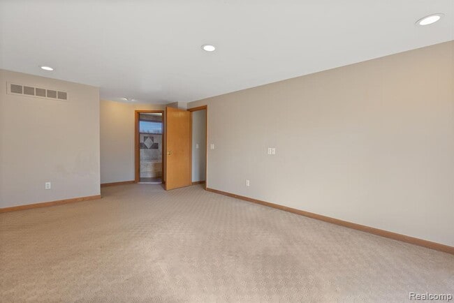 Building Photo - 37701 Fleetwood Dr