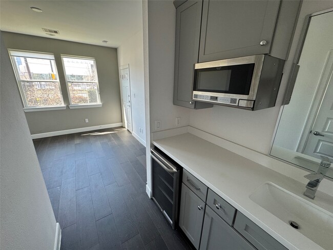 Building Photo - 304 Jensen Dr