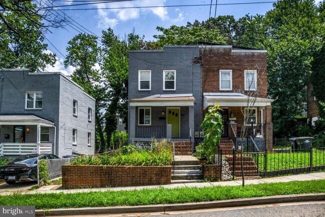Building Photo - 561 45th St NE