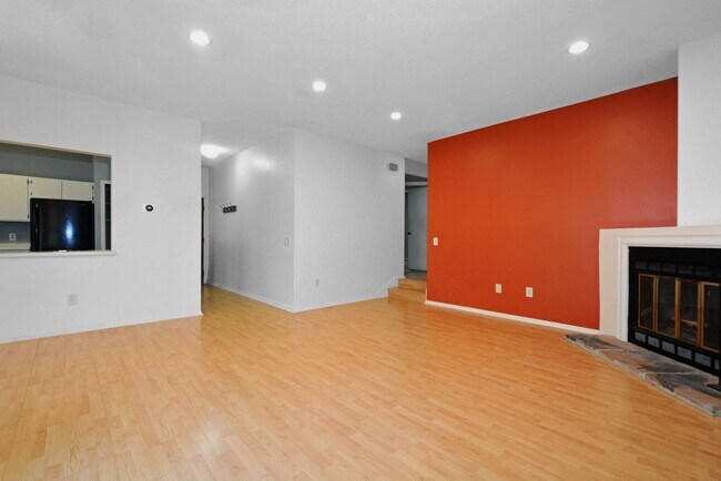 Building Photo - Beautiful 2-Bed 1-Bath Condo in Bloomington - Available Now!