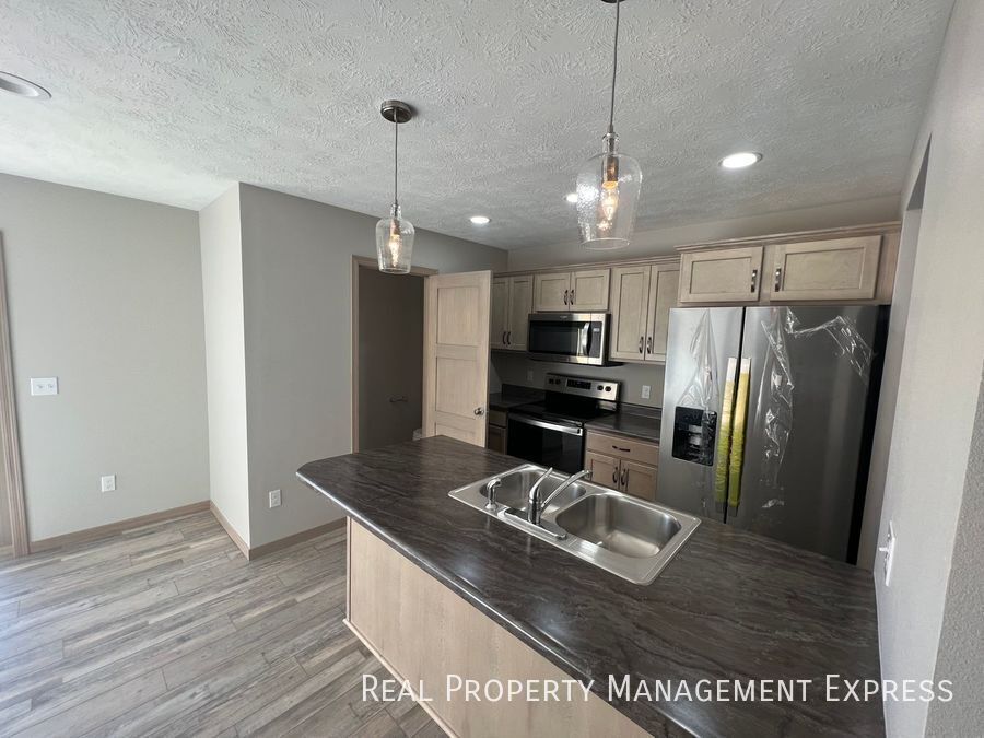 Building Photo - 3-Bedroom, 1.5 Bath Townhome