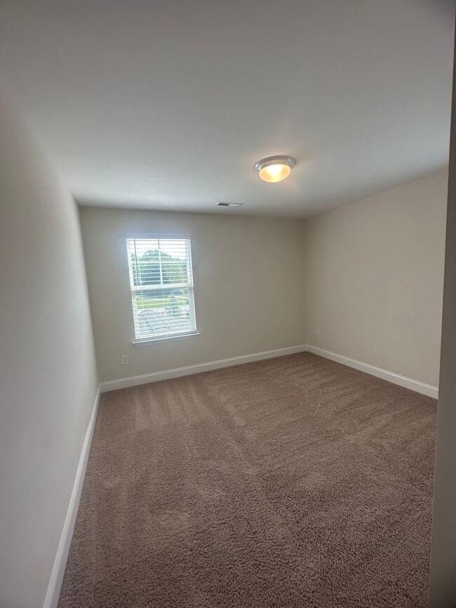 Building Photo - Spacious 4BR 3BA home in Northern Greensboro