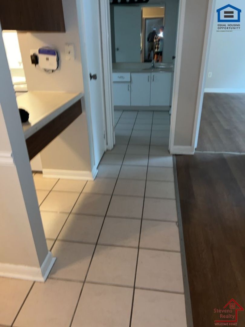 Building Photo - 915 S Seminole Dr