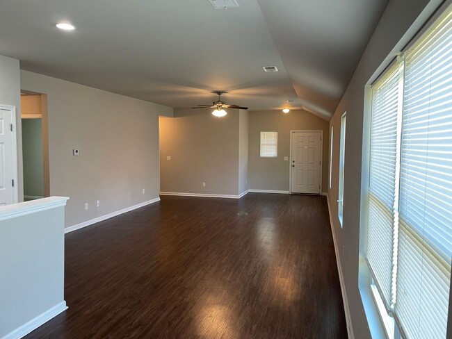 Building Photo - 3 bed, 2 bath Open Floor Plan