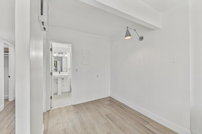 Building Photo - 2900 NE 30th St