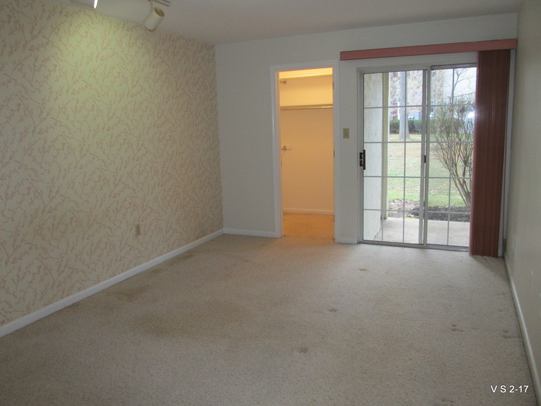 Master Bedroom - 107 Valley Stream Cir