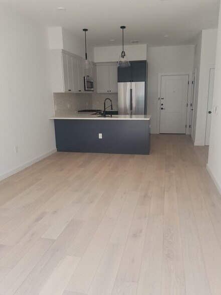 Building Photo - 425 3rd St