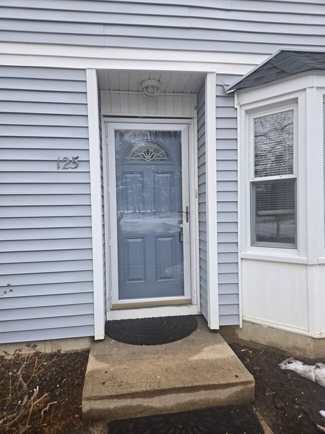 Building Photo - Recently painted & carpeted townhouse with 1,200+ SQ FT, 3-bedroom, 2.5 bathroom and lots of amen...