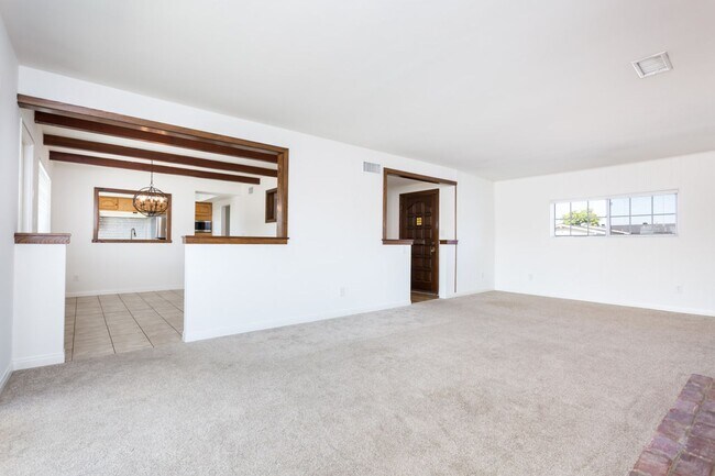 Building Photo - La Mesa Charmer with Mount Helix Views!
