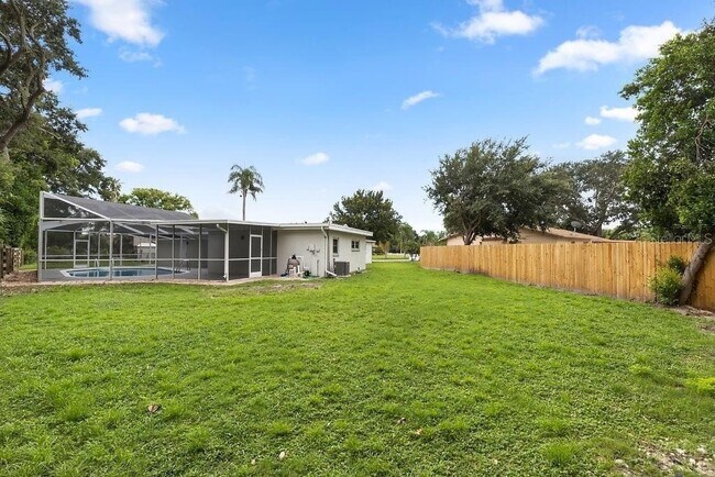 Building Photo - Remodeled Pool Home Located in the Very De...