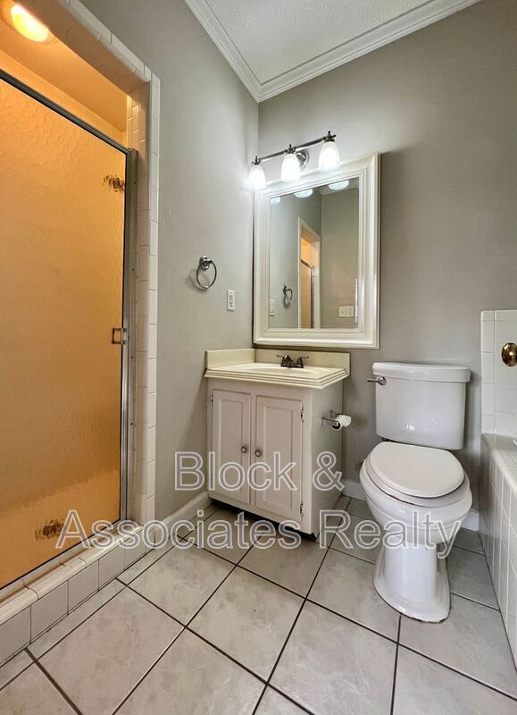 Building Photo - 207 Forest View Ct