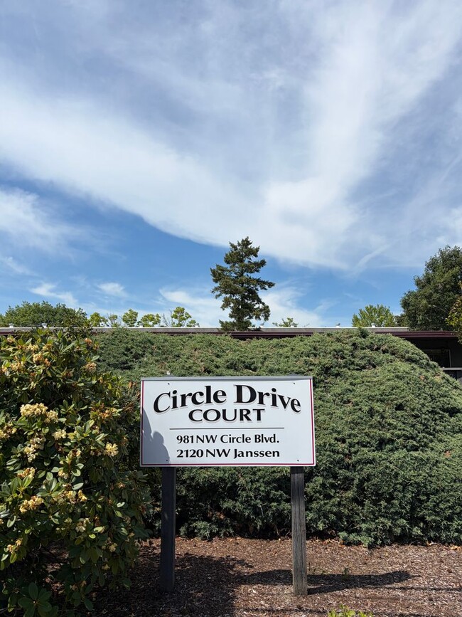 Building Photo - (690) Circle Drive Court - 1 Bedroom / 1 Bathroom