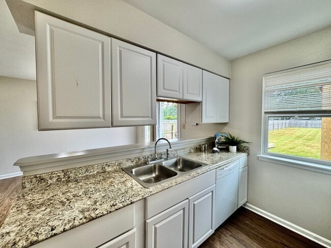 Building Photo - Completely Updated & Ready NOW! New Floori...